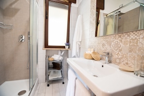 Deluxe Room | Bathroom