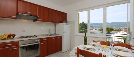 Refrigerador, parrilla de estufa y cafetera y tetera