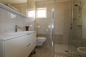 Baignoire, serviettes fournies