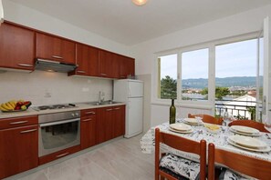 Fridge, coffee/tea maker, cookware/dishes/utensils, dining tables - Apartment Sucic Slavica (60251-A2) (Silo - island Krk)