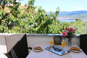 Outdoor dining - Apartment Brusic gore (Silo - island Krk)