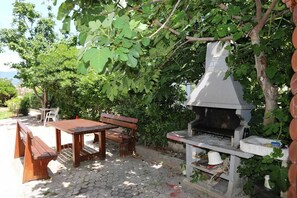Outdoor dining - Apartment Brusic gore (Silo - island Krk)