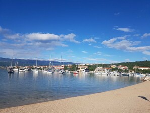 بالقرب من الشاطئ