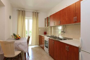 Fridge, coffee/tea maker, cookware/dishes/utensils - Apartment Brusic dole (Silo - island Krk)