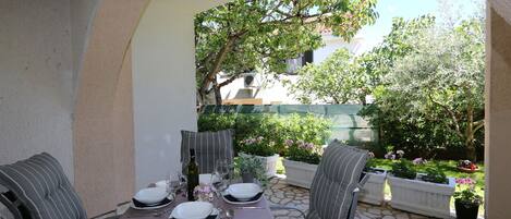 屋外ダイニングエリア