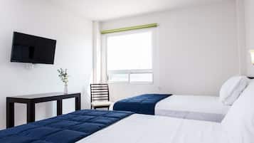 Habitación junior con 1 cama matrimonial o 2 individuales, vista a la ciudad | Caja de seguridad en la habitación, escritorio y insonorización