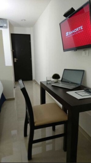 ตู้นิรภัยในห้องพัก, โต๊ะทำงาน, ห้องเก็บเสียง, เตารีด/โต๊ะรีดผ้า