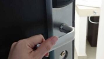 Una mano operando un moderno mecanismo de cerradura.
