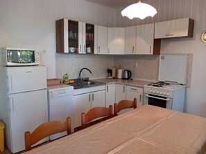 Fridge, microwave, coffee/tea maker, cookware/dishes/utensils - Apartment Drpic V. in Šilo (Silo - island Krk)
