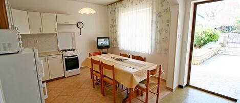 Frigorífico, placa de cocina, cafetera o tetera y utensilios de cocina