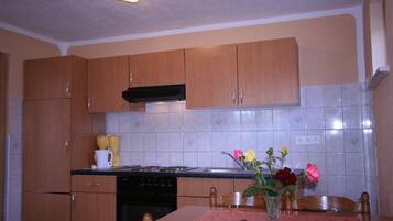 Refrigerador, parrilla de estufa y cafetera y tetera