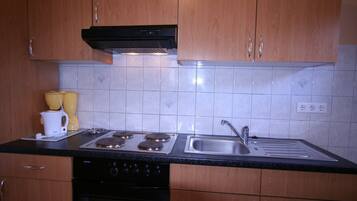 Refrigerador, parrilla de estufa y cafetera y tetera