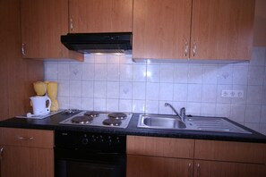 Kühlschrank, Wasserkocher mit Kaffee-/Teezubehör