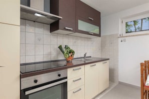 Kühlschrank, Wasserkocher mit Kaffee-/Teezubehör