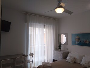 1 bedroom, WiFi, bed sheets - studio flat sea front house (Chioggia)