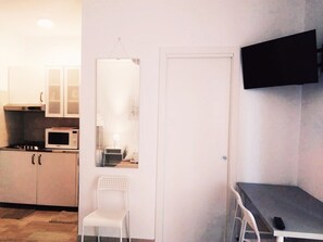 Frigorifero, microonde, piano cottura, macchina per tè/caffè