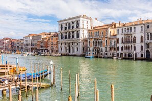 A canal with historic buildings and boats. - Ca' dei Diamanti Grand Canal (Venice)