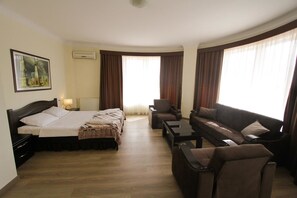 ห้องลัก  ซ์ชัวรี่ | โต๊ะทำงาน, พื้นที่ทำงานแบบใช้แล็ปท็อป, ห้องเก็บเสียง, เตารีด/โต๊ะรีดผ้า