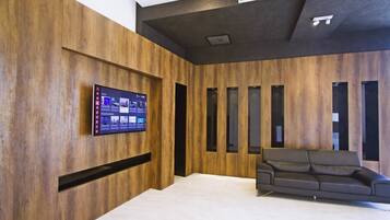 Escritorio, espacio para trabajar con laptop y insonorización