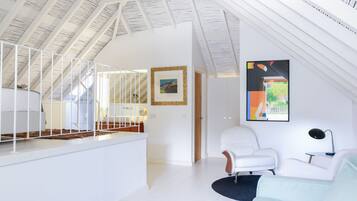 Suite Deluxe, Terraza | Área de sala de estar | Televisión de pantalla plana de 60 cm con canales digitales