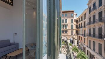 Een modern appartement met balkon, met uitzicht op een historische straat.