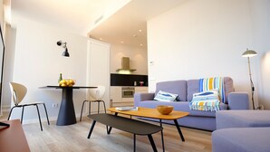 Una sala de estar moderna con un sofá, una mesa de comedor y un banco.