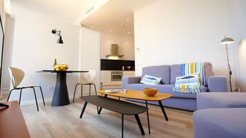 Een moderne woonkamer met een bank, een eettafel en een lange bank.