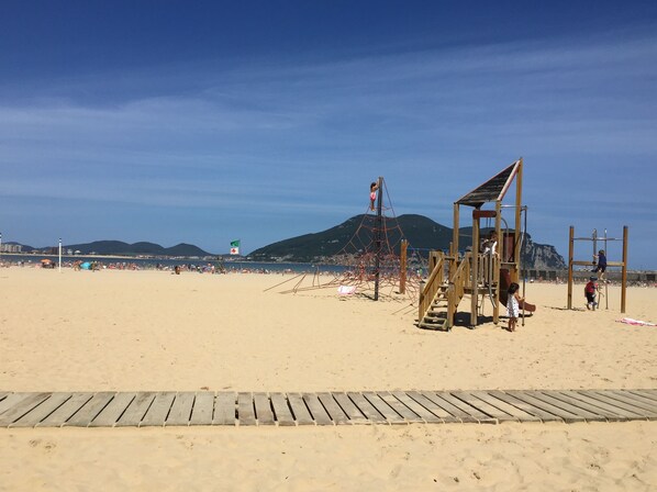 Ligstoelen aan het strand