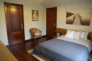 3 slaapkamers, een bureau, een strijkplank/strijkijzer, reisbedje