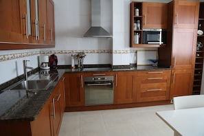 Frigorífic, microones, forn i placa de cuina