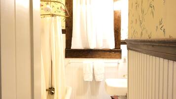 Chuveiro/banheira combinados, secador de cabelo, toalhas de banho