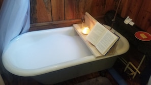Ensemble douche/baignoire, serviettes fournies, savon, shampoing