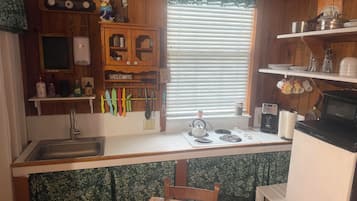 Coffee/tea maker, fridge, microwave, stovetop