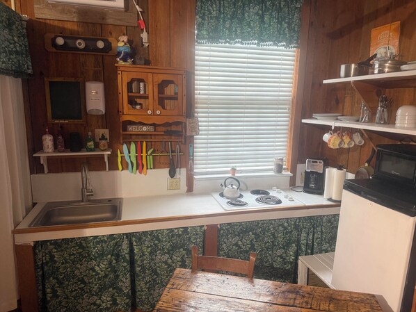 Coffee/tea maker, fridge, microwave, stovetop