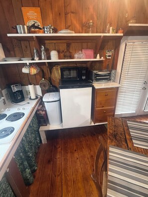 Wasserkocher mit Kaffee-/Teezubehör, Kühlschrank, Mikrowelle, Herdplatte