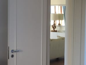 Habitación Deluxe con 1 cama doble o 2 individuales, vistas al mar | Caja fuerte, cortinas opacas, sistema de insonorización