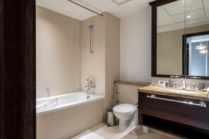 Bañera, secador de pelo, bidé y papel higiénico