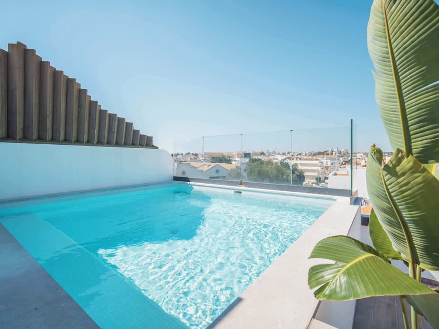 Utendørsbasseng og solsenger