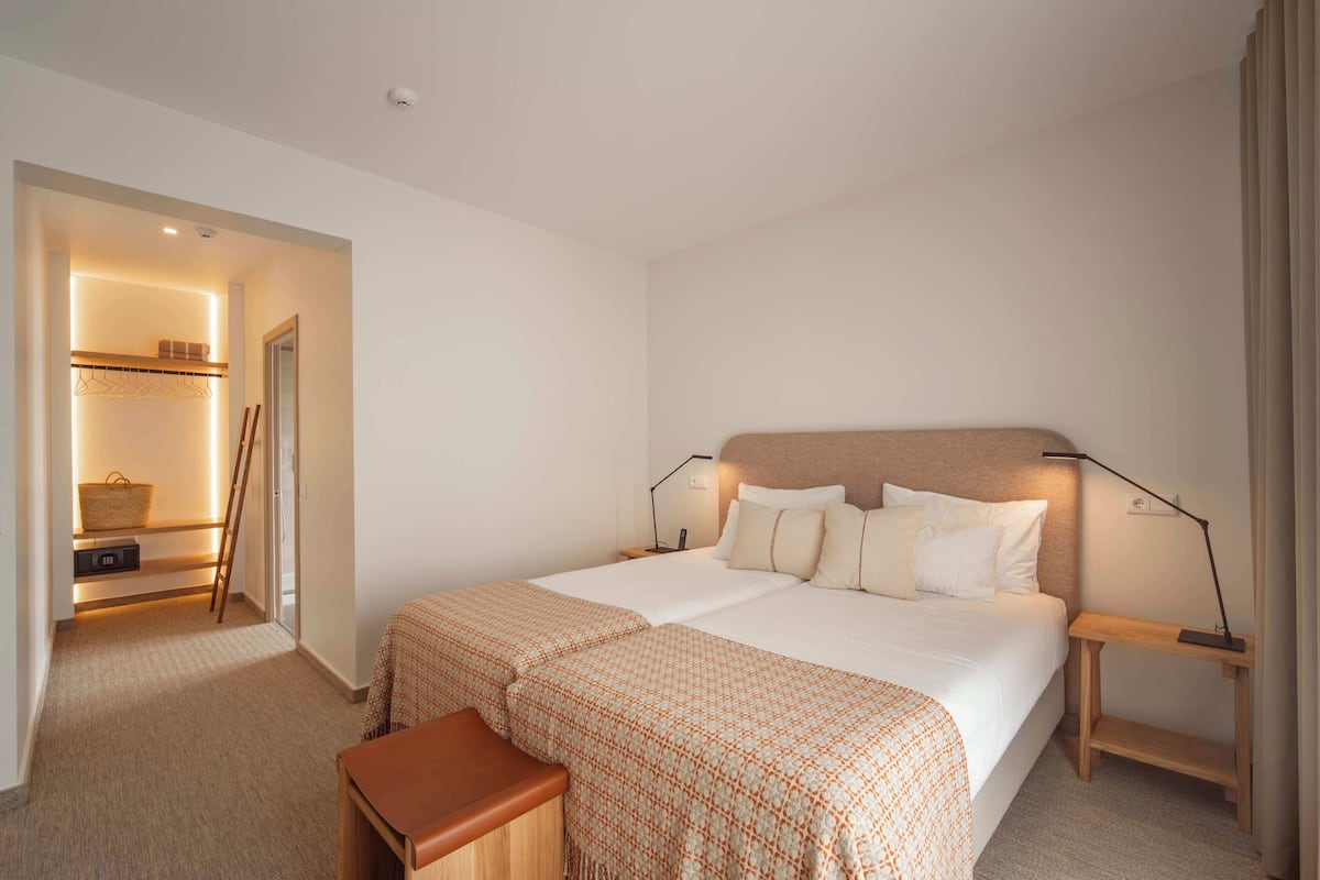 Superior Double Room, City View | Minibar, in-room safe, blackout drapes, soundproofing