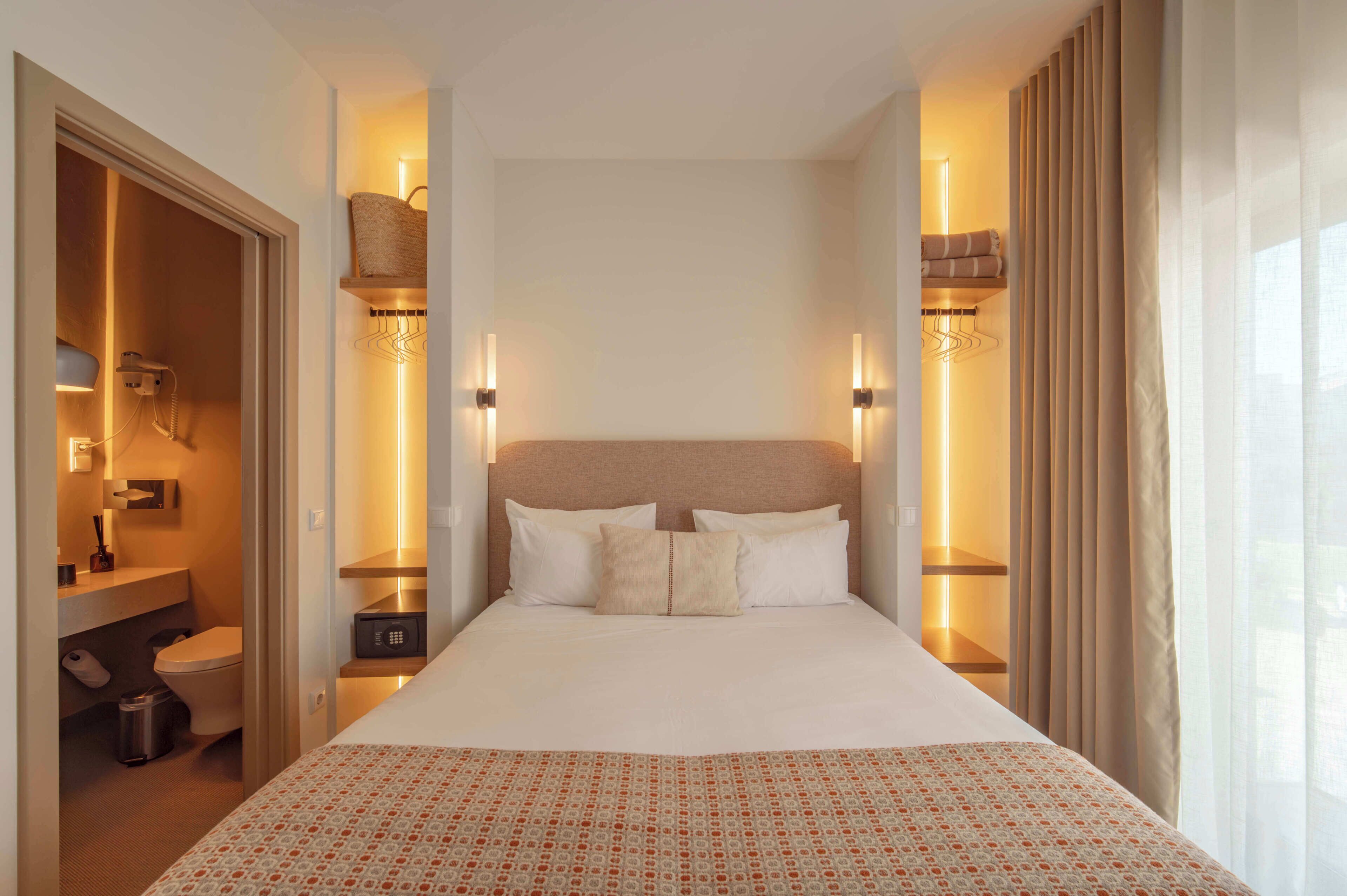 Classic Double or Twin Room, City View | Minibar, in-room safe, blackout drapes, soundproofing