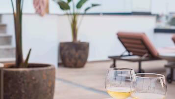 Una piscina al aire libre, sillones reclinables de piscina