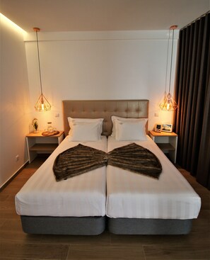 Deluxe tweepersoonskamer, uitzicht op de stad | Een minibar, een kluis op de kamer, verduisterende gordijnen