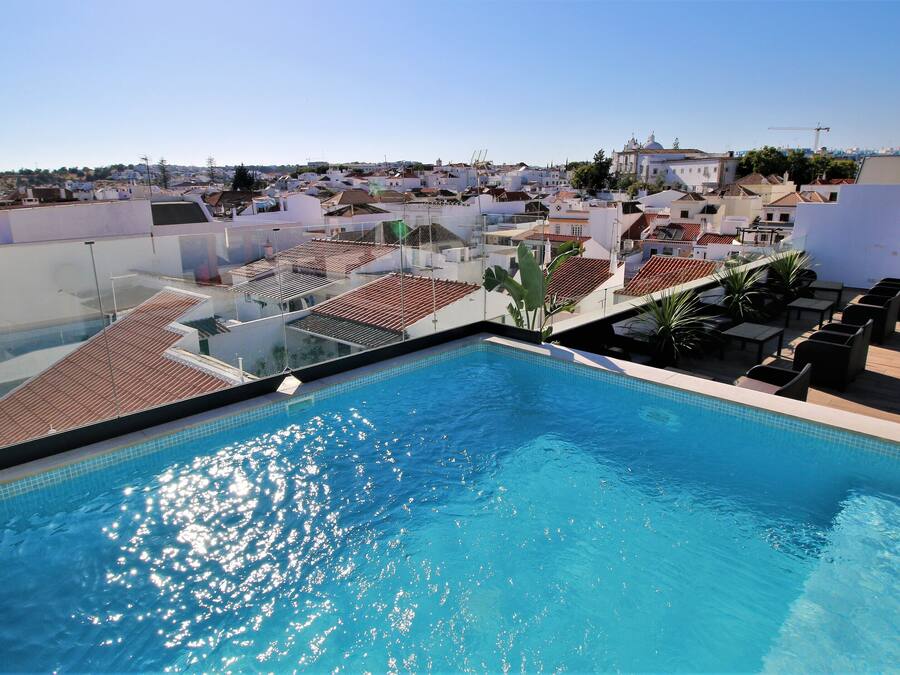 Piscina externa, funciona das 9h às 21h, espreguiçadeiras