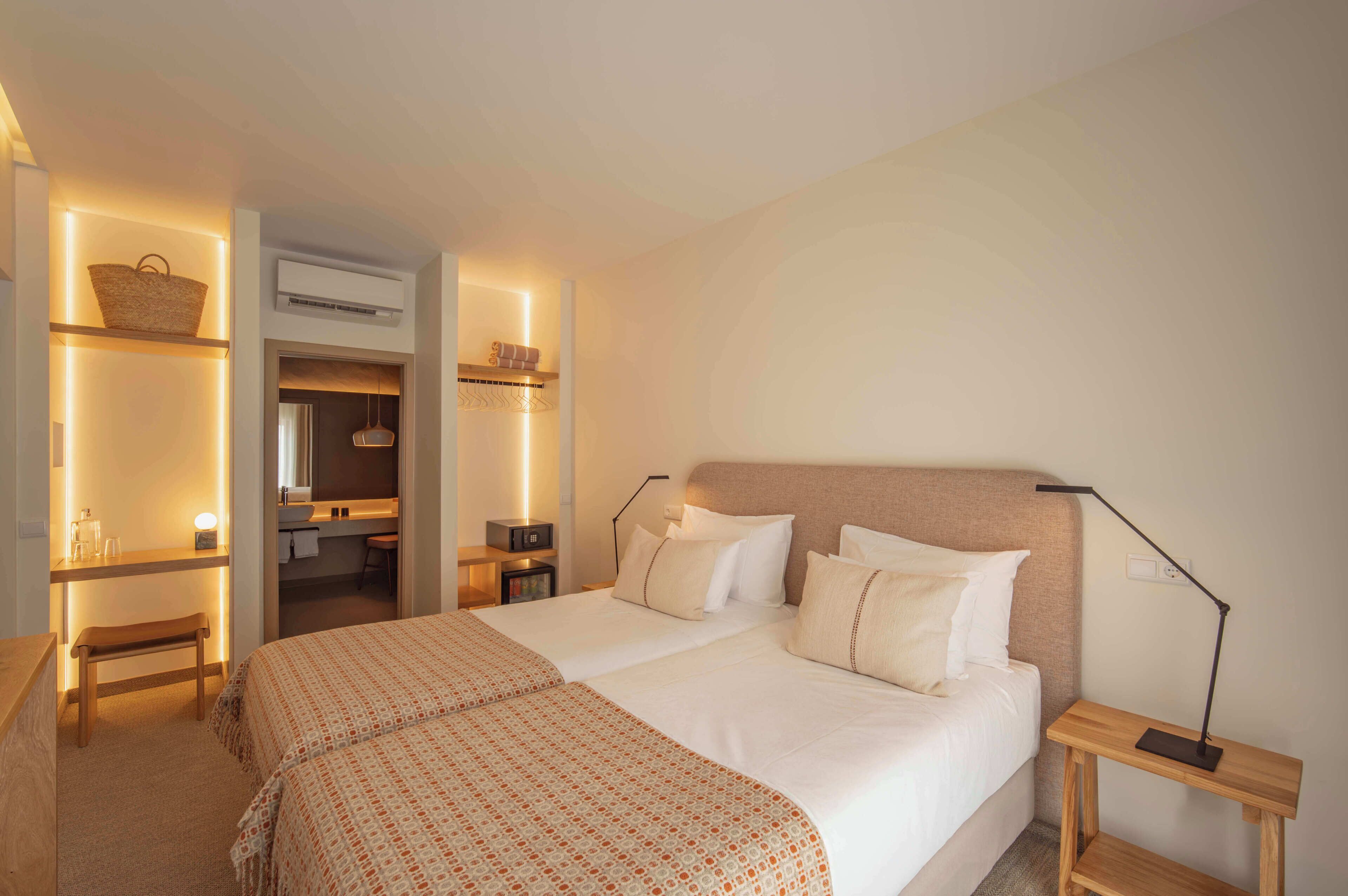 Deluxe Double Room, City View | Minibar, in-room safe, blackout drapes, soundproofing