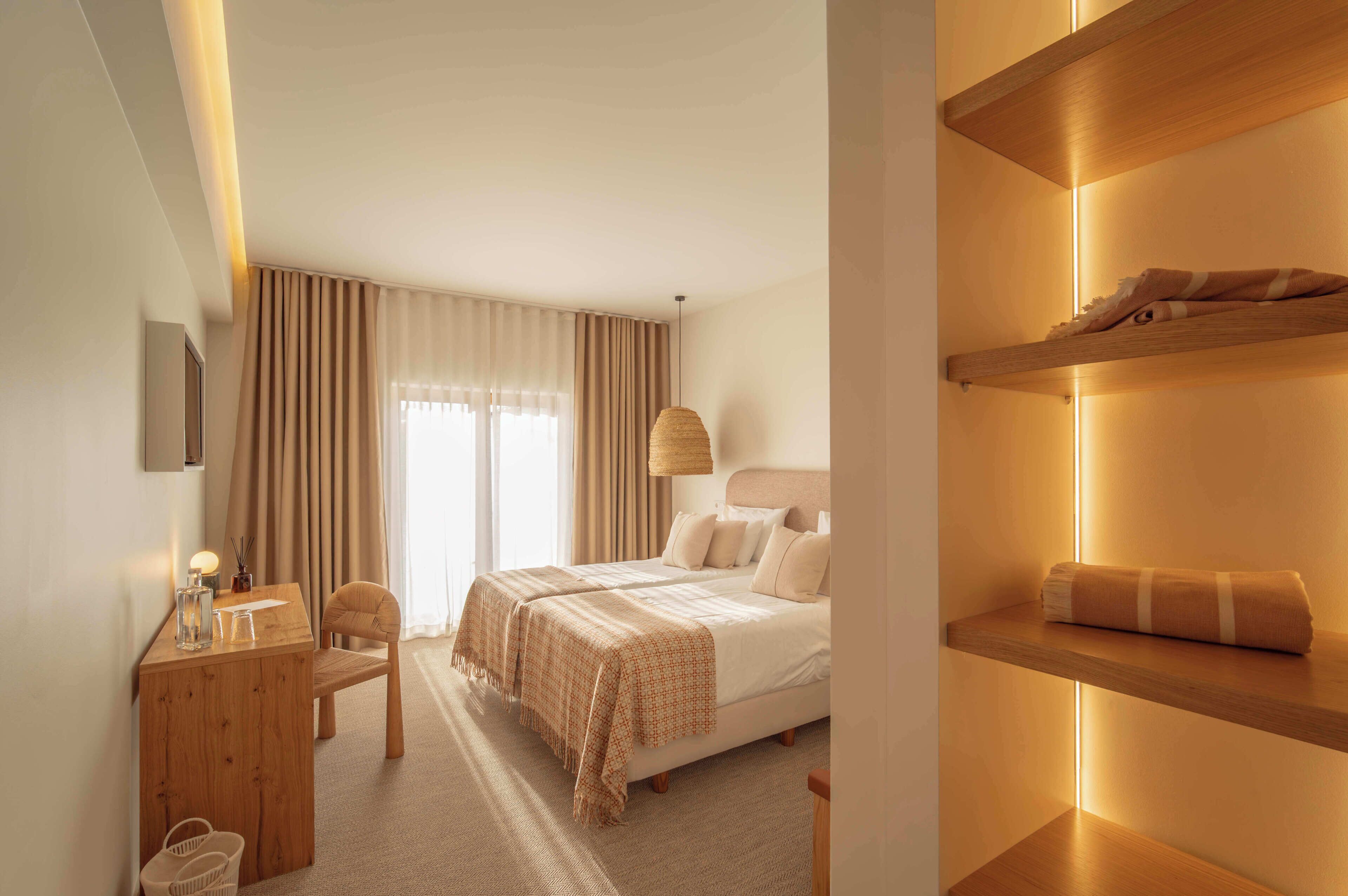 Quarto casal superior, vista para a cidade | Frigobar, cofres nos quartos, cortinas blackout, quartos à prova de som