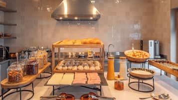Daily continental breakfast (EUR 14 per person)