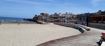 Love 2 lit appartement.  4 personnes avec wifi, télévision par satellite et piscine.