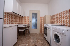 Jääkaappi, uuni, ruokailupöytä