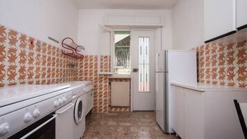 Refrigerador, horno, mesa de comedor