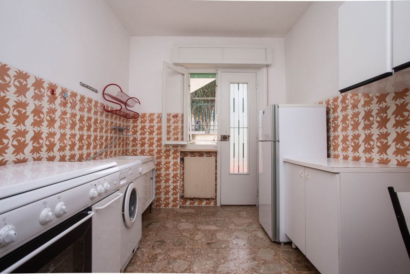 Réfrigérateur, four, tables à manger